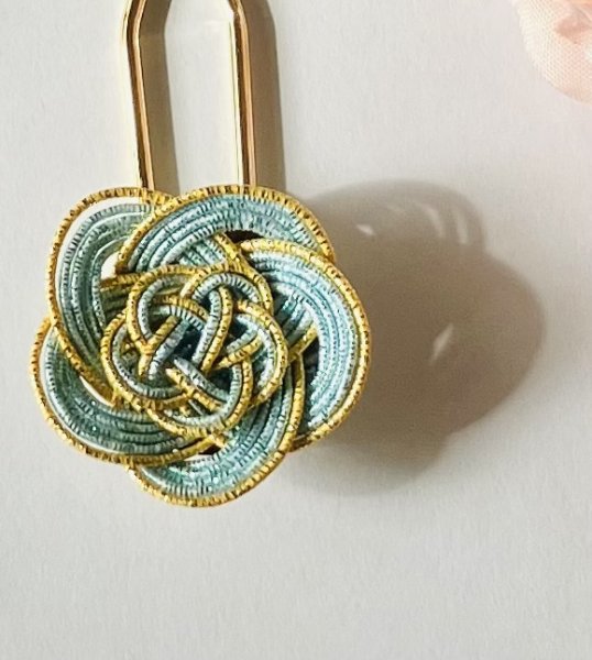 画像2: カメリアのかんざし ラメ入りライトブルー&ゴールド (2)