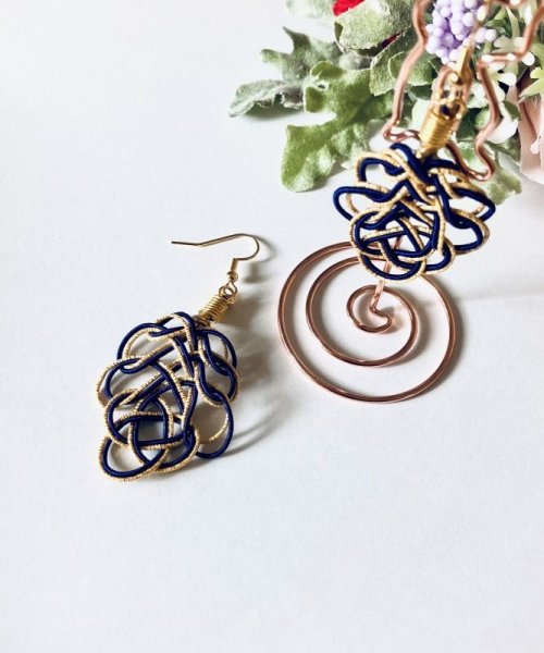 画像3: 葉っぱピアスまたはイアリング（濃紺とラメゴールド） (3)
