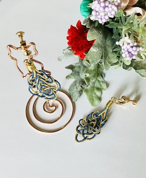 画像2: 葉っぱイヤリング（ラメブルーと金） (2)